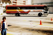 Ariel mirando buses de Tas Choapa en el Terminal Los Héroes