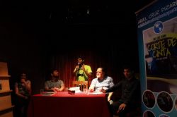 Ariel contando anécdotas