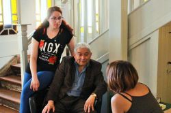 Asistentes conversando antes del evento