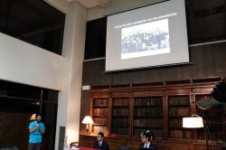 Ariel contando su experiencia con los estudiantes