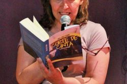 Claudia Vásquez lee la descripción del autor para presentarlo