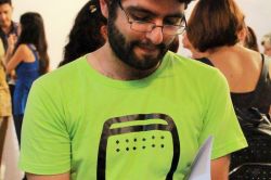 Ariel firmando un libro