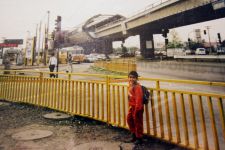 Ariel mirando una micro amarilla 372 y la estación Carlos Valdovinos Ariel mirando una micro amarilla 372 y la estación Carlos Valdovinos