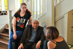 Asistentes conversando antes del evento