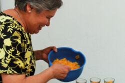 Cecilia Cifuentes preparando el cocktail