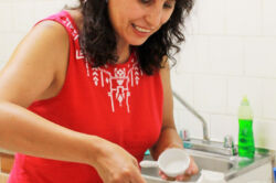 Mary ayudando a preparar el cocktail