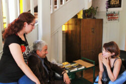 Asistentes conversando antes del evento