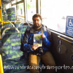 Ariel con el libro Corte de Cinta en el bus Citaro C2