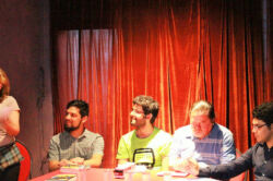 Claudia Vásquez como moderadora del panel