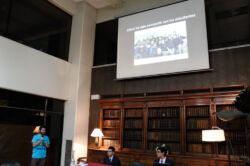 Ariel contando su experiencia con los estudiantes