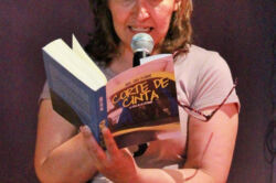 Claudia Vásquez lee la descripción del autor para presentarlo