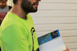 Ariel firmando un libro