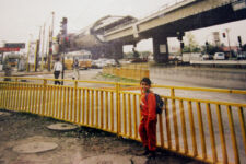 Ariel mirando una micro amarilla 372 y la estación Carlos Valdovinos Ariel mirando una micro amarilla 372 y la estación Carlos Valdovinos