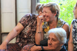 Asistentes riendo con las anécdotas